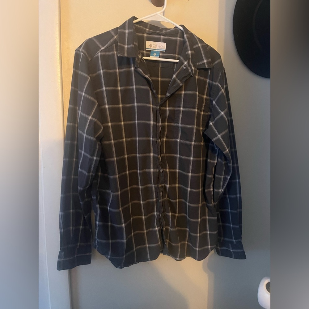 Size large men’s Columbia button up